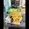 ein Sandwich und Salat