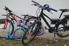 Eine Gruppe von Fahrrädern, die neben einer Mauer geparkt sind
